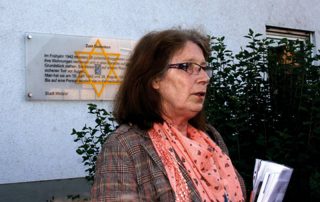 Marainne Peter vor dem ehemaligen jüdischen Ghetto in der Jahnstraße