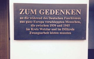 Gedenktafelim Kreishaus zur Erinnerung an die NS-Zwangsarbeit