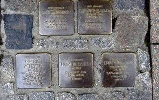 Stolpersteine für Emmy, Liesa und Friedrich Wetzstein, sowie Clothilde und Moritz Salomon