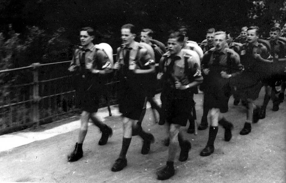 Alltag im 3. Reich: Hitlerjugend marschiert im Gleichschritt mit LiedAlltag im 3. Reich: Hitlerjugend marschiert im Gleichschritt mit Lied