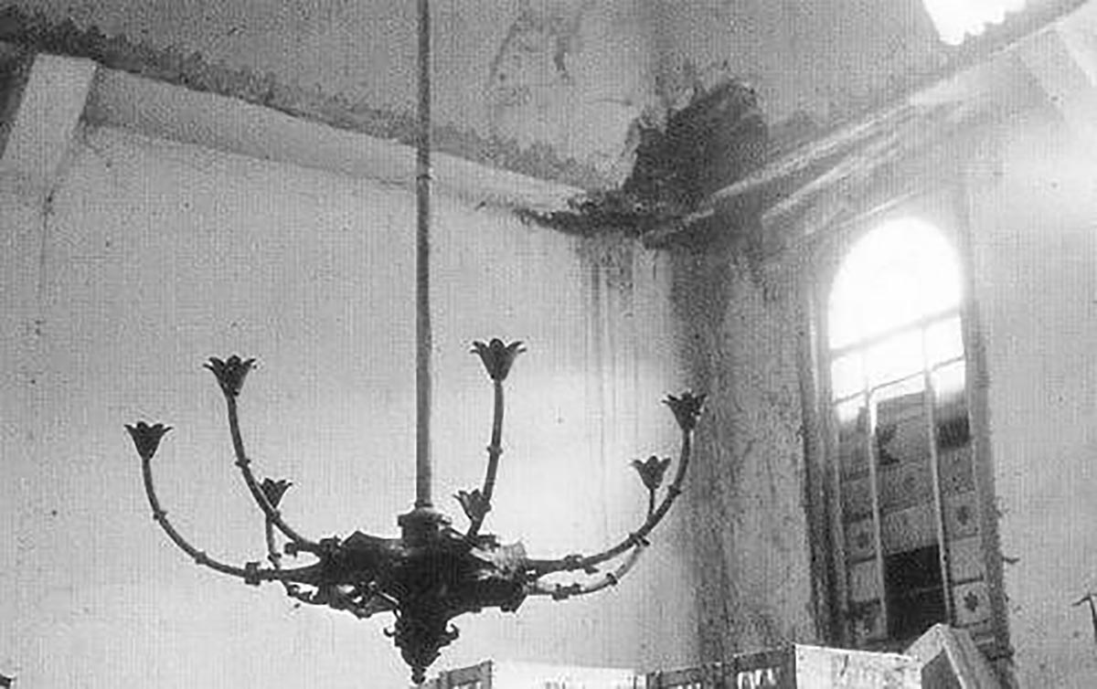Demolierter Kronleuchter in der Synagoge