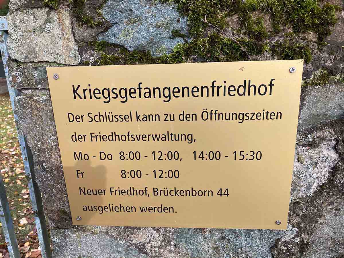 Soldatenfriedhof Büblingshausen Schild am Eingang