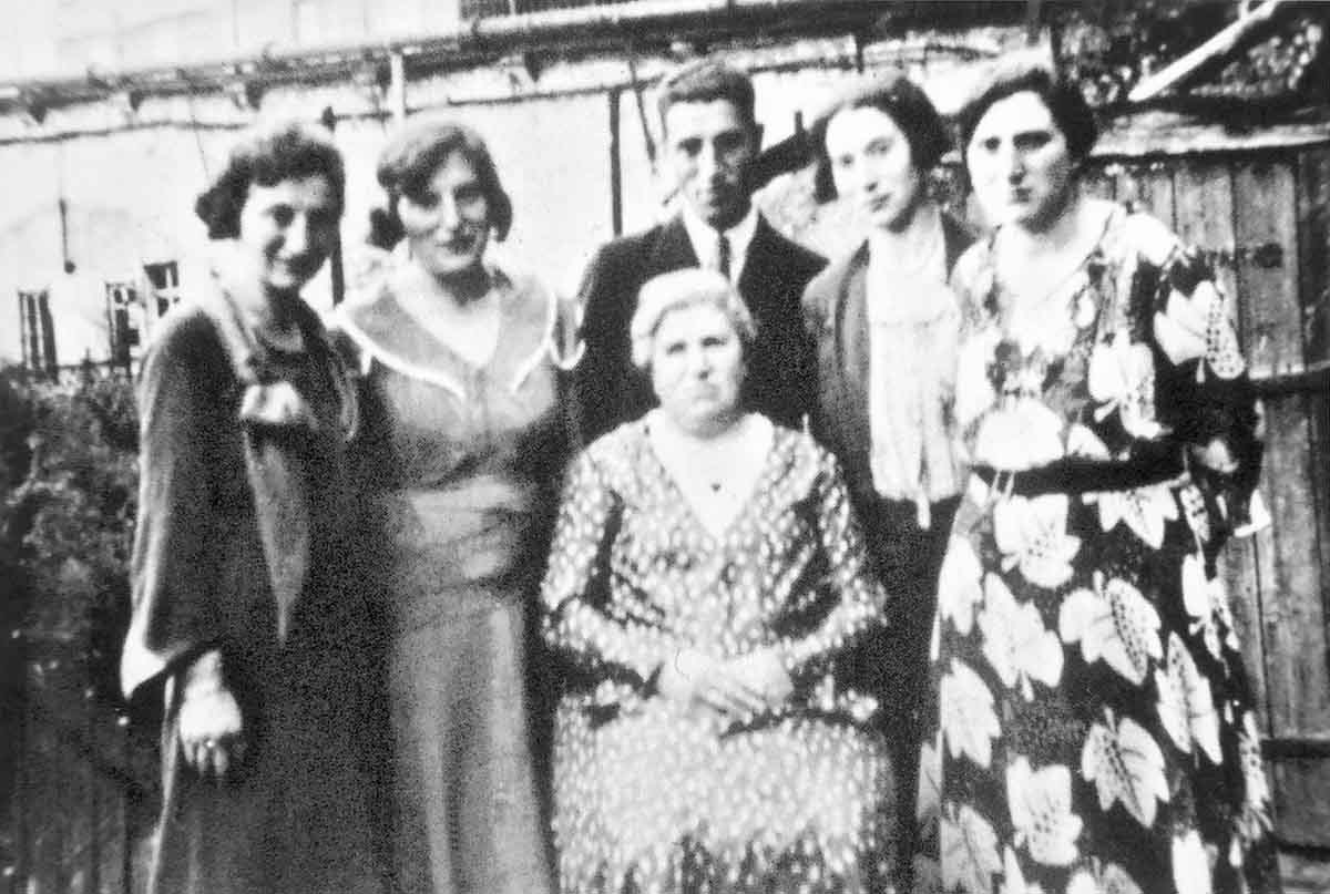 Meta Kessler (in der Mitte sitzend), 2.v.l.: Ihre Tochter Jenny Hess, hinter ihr Sohn Karl Kessler