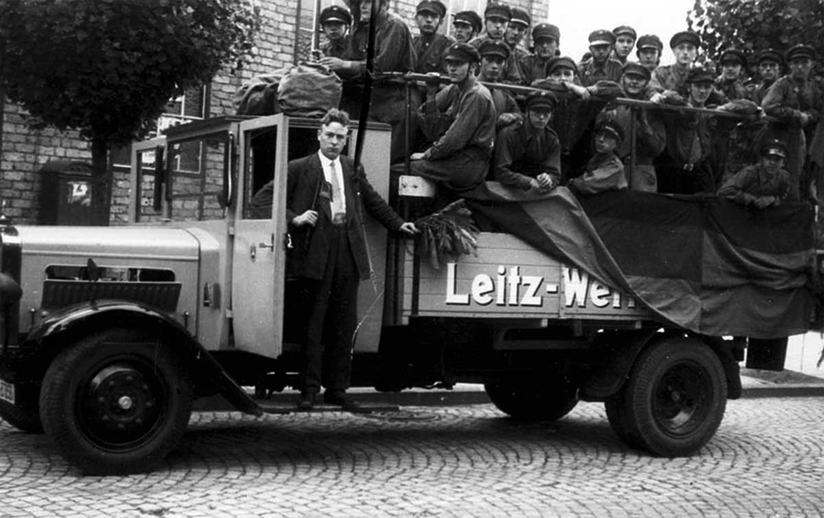 Reichsbanner auf Firmen-LKW der Leitz-Werke