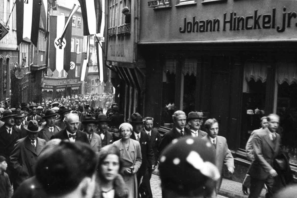 1. Mai 1933, Aufmarsch der NSDAP auf dem Domplatz. Hier die Belegschaft der Ernst Leitz GmbH