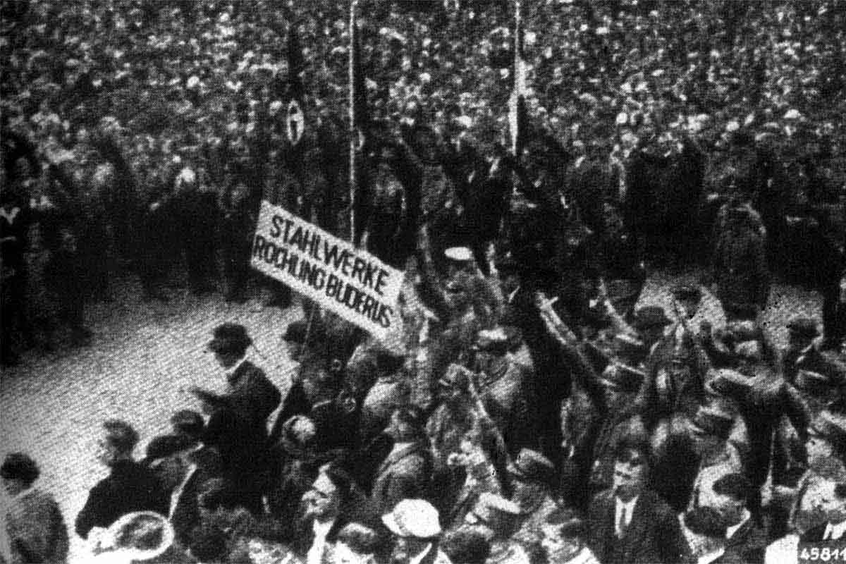 1. Mai 1933, Aufmarsch der NSDAP. Hier die Belegschaft der Stahlwerke Röchling-Buderus auf dem Weg zum Domplatz.