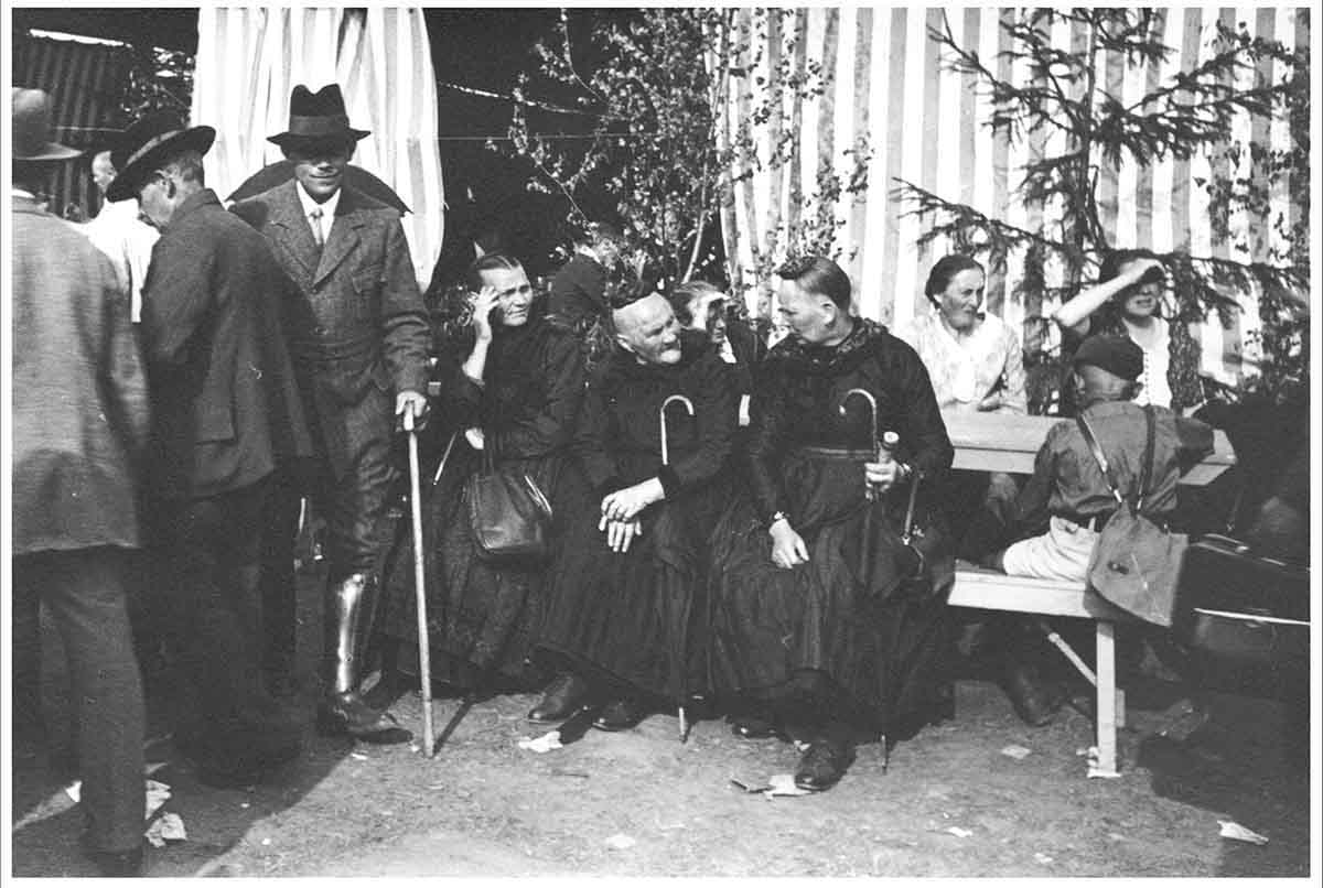 Landleute vor einem Festzelt auf dem Ochsenfest 1933