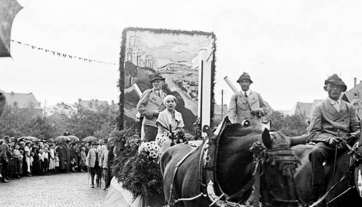Motivwagen »Abschied-von-der-Rheinprovinz« auf dem Festzug zum Ochsenfest 1933