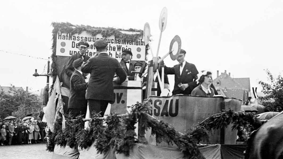 Motivwagen »Trost beim Abschied von der Rheinprovinz« auf dem Festzug zum Ochsenfest 1933