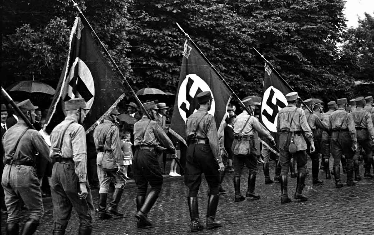 Präsenz der Nazis und Hakenkreuzfahnen im Festzug des Ochsenfestes 1933. Hier ein SA-Abordnung