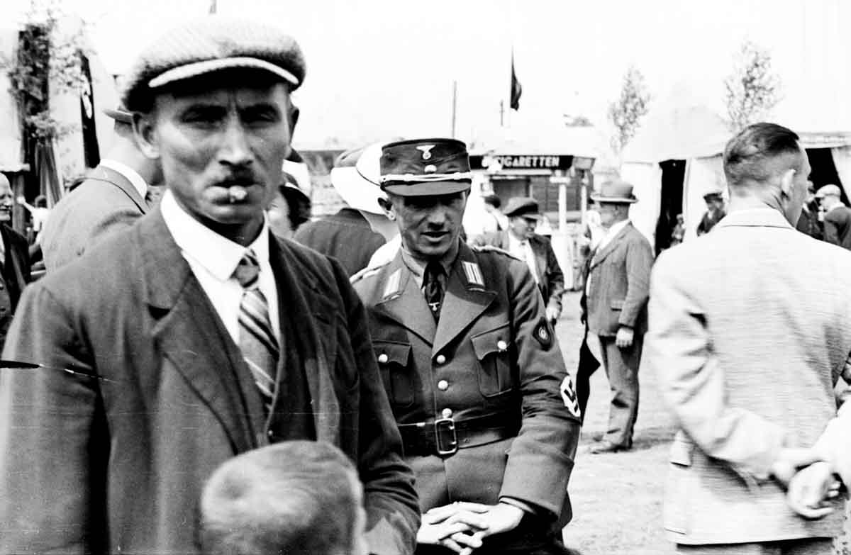 Wetzlarer Polizist mit Hakenkreuzbinde auf dem Ochsenfest 1933