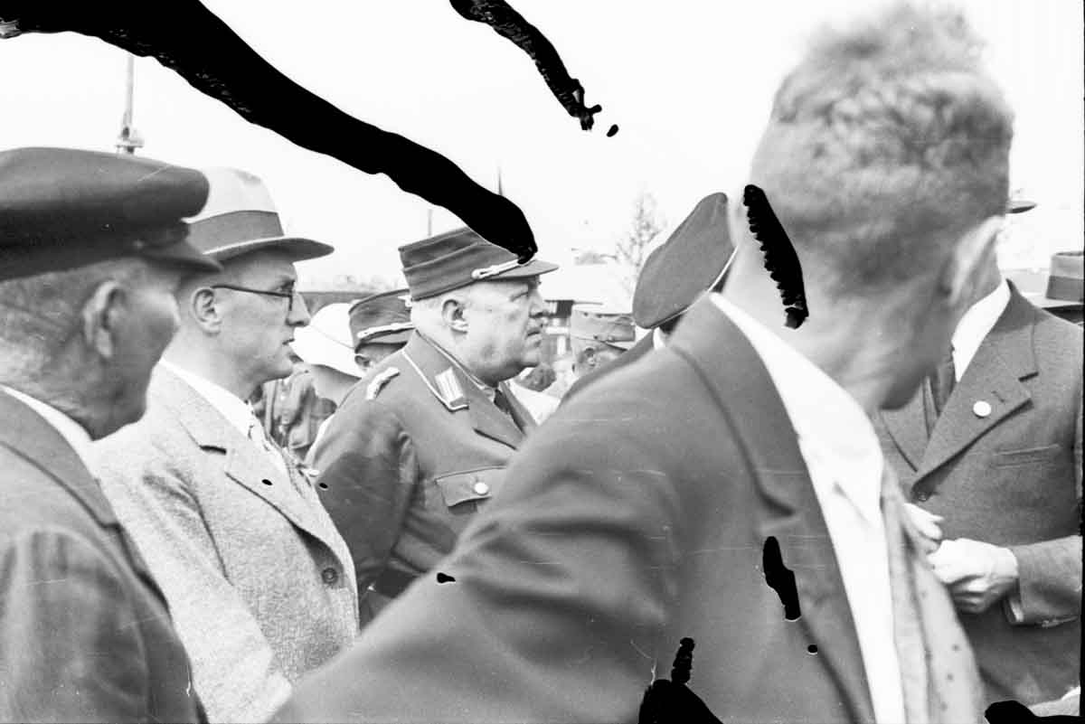 NSDAP Kreisleiter Grillo (feister Uniformierter in der Mitte) beim Rundgang auf dem Festplatz. Grillo wurde von der NSDAP nach der Machtübertragung als Landrat eingesetzt