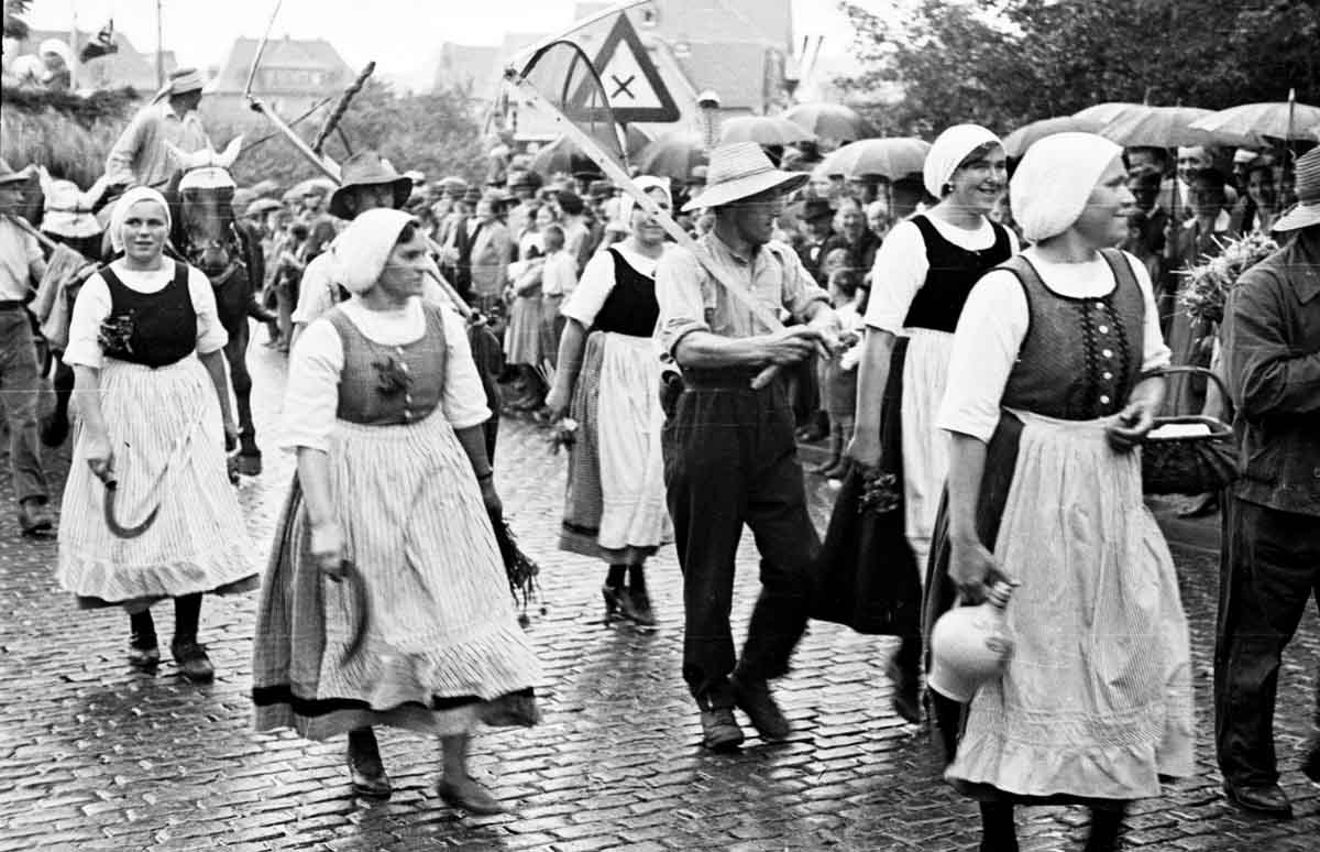 Eine Abordnung von Schnitterinnen- und Schnitter auf dem Festzug des Ochsenfestes 1933,