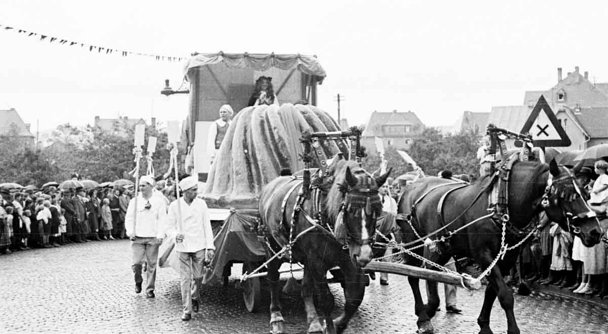 Motivwagen auf dem Ochsenfest 1933 der Bäcker-Innung mit riesigen Topfkuchen
