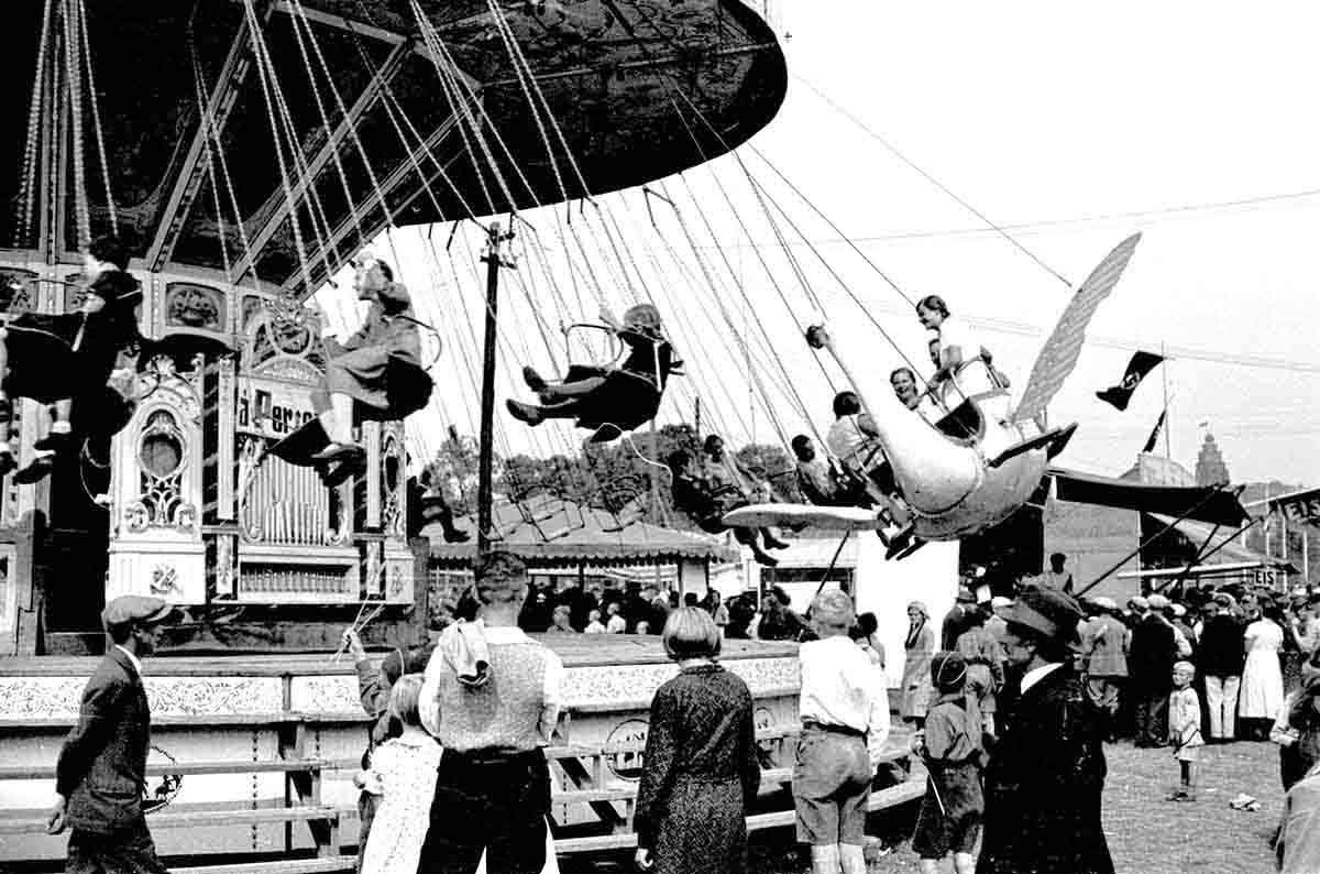 Kettenkarussell auf dem Festplatz zum Ochsenfest 1933 auf der Bachweide mit Jahrmarkt-Aangeboten