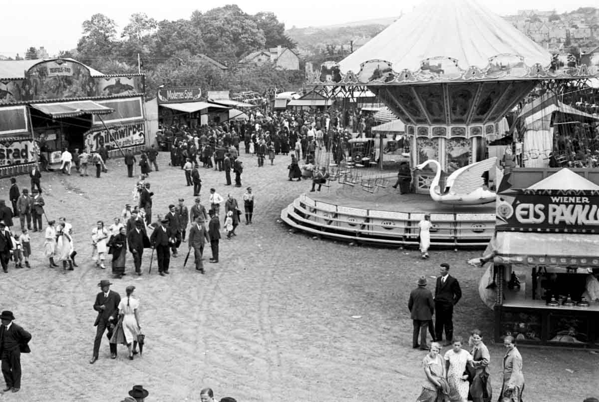 Der Jahrmarkt auf dem Ochsenfest 1933, im Hintergrund die Altstadt von Wetzlar