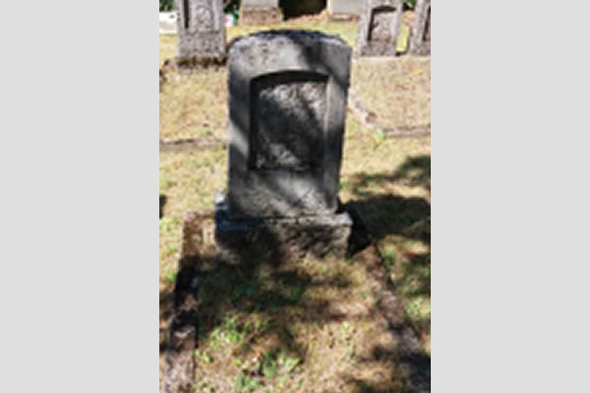 Geschändetes Grabmal auf dem Neuen Jüdischen Friedhof