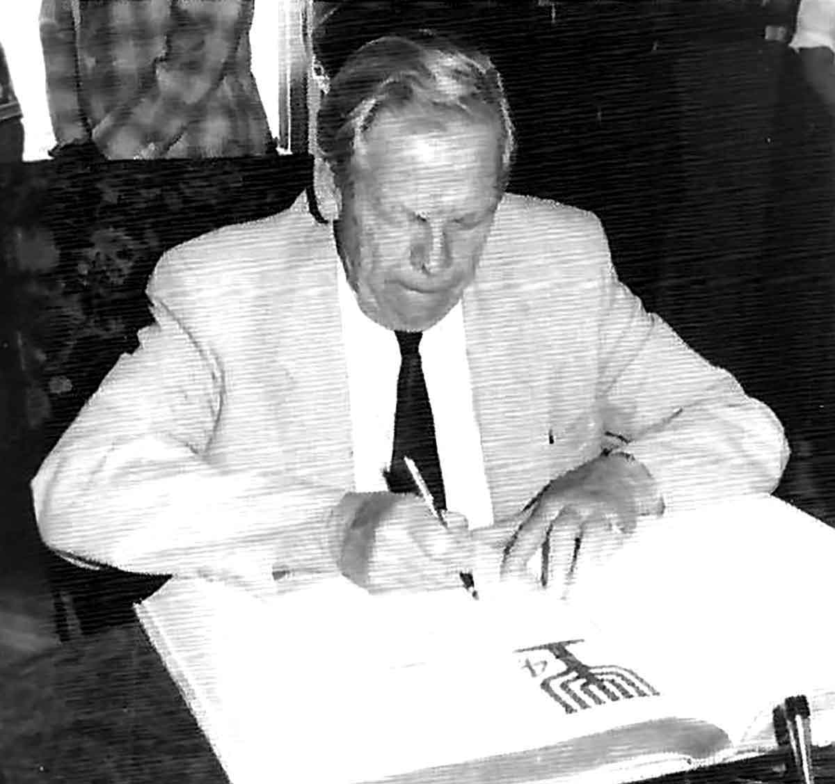 Hans Stern bei seinem Eintrag in das Goldene Buch der Stadt Wetzlar 1991