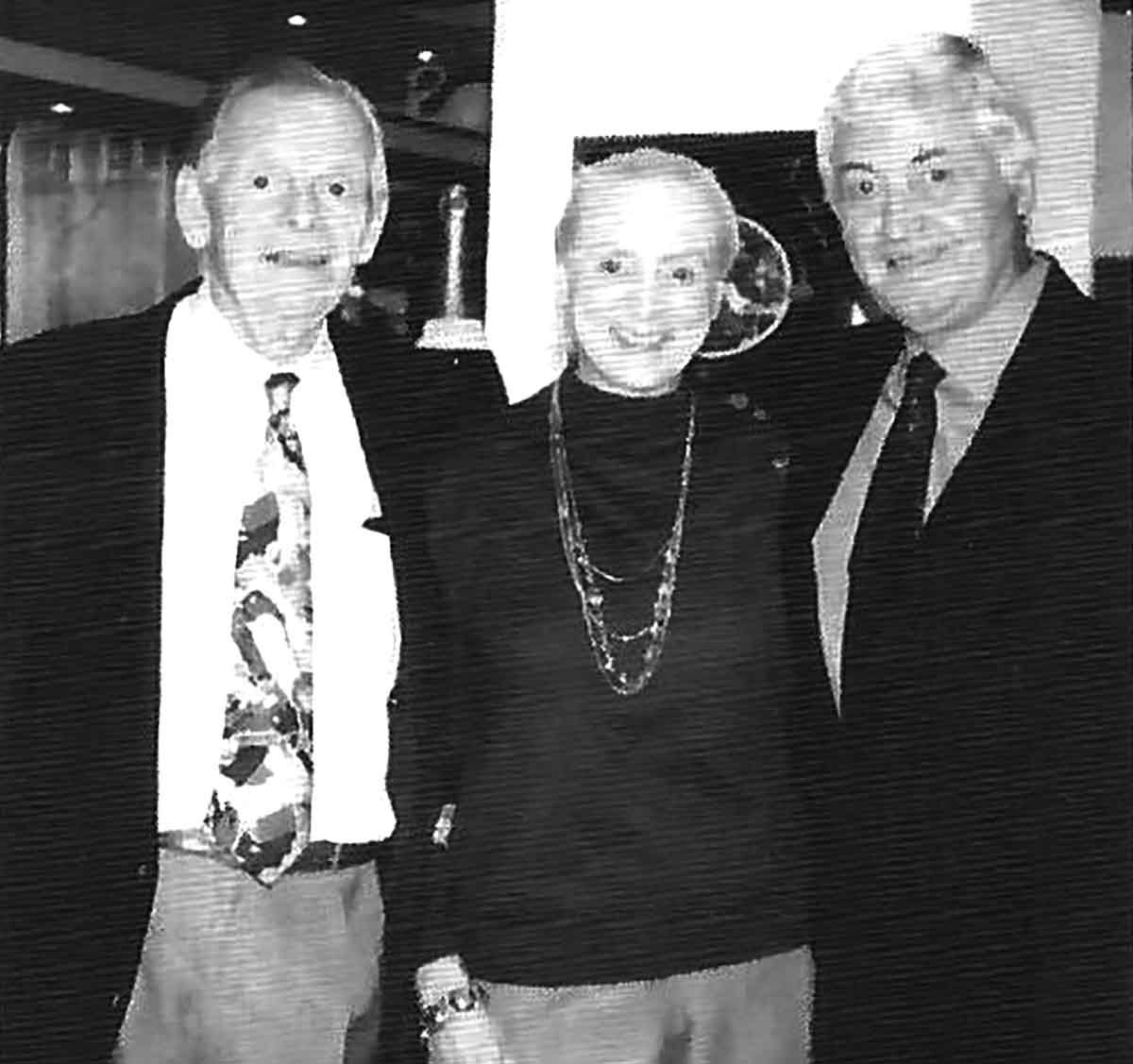 Hans Stern (links) bei seinem Besuch in Wetzlar 1995 mit Doris Ebertz (mitte) und Bürgermeister Herbert Fiedler (rechts).