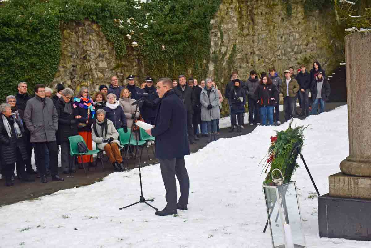 2026-01-27-Holocaustgedenken_001©L-Ruehl Holocaust-Gedenkveranstaltung im Wetzlarer Rosengärtchen am Mahnmal für die NS-Opfer am 27.01.2026