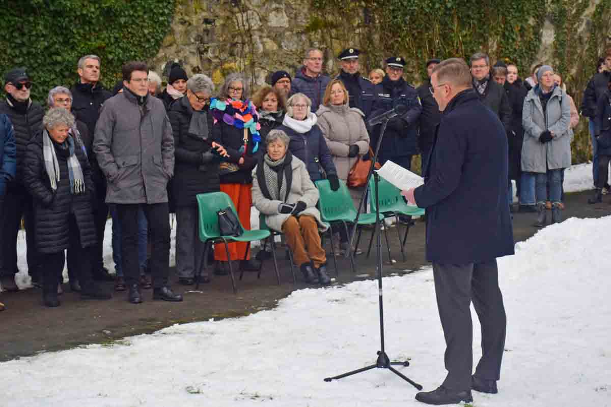 2026-01-27-Holocaustgedenken_002©L-Ruehl Holocaust-Gedenkveranstaltung im Wetzlarer Rosengärtchen am Mahnmal für die NS-Opfer am 27.01.2026