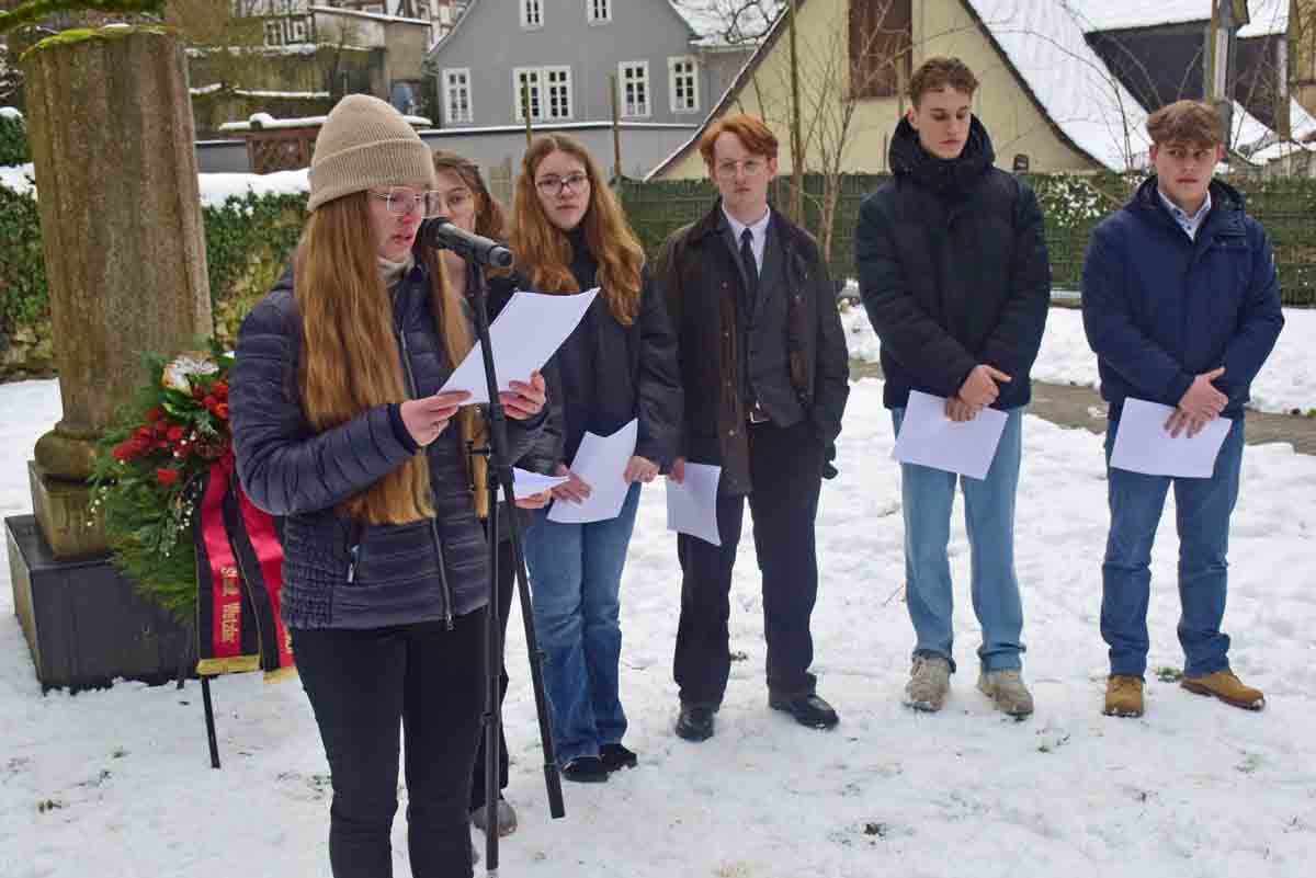 2026-01-27-Holocaustgedenken_003©L-Ruehl Holocaust-Gedenkveranstaltung im Wetzlarer Rosengärtchen am Mahnmal für die NS-Opfer am 27.01.2026