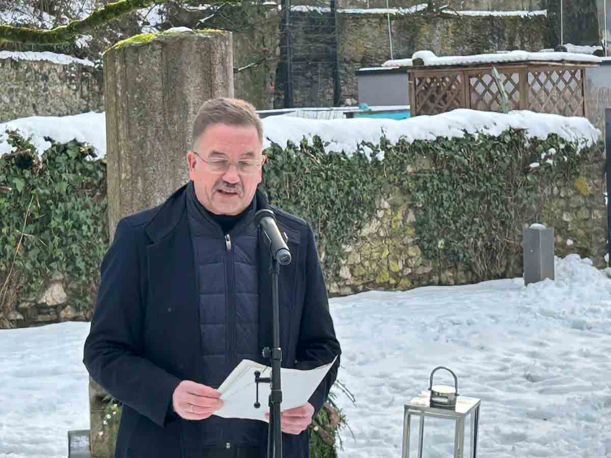 2026-01-27-Holocaustgedenken_103 Holocaust-Gedenkveranstaltung im Wetzlarer Rosengärtchen am Mahnmal für die NS-Opfer am 27.01.2026