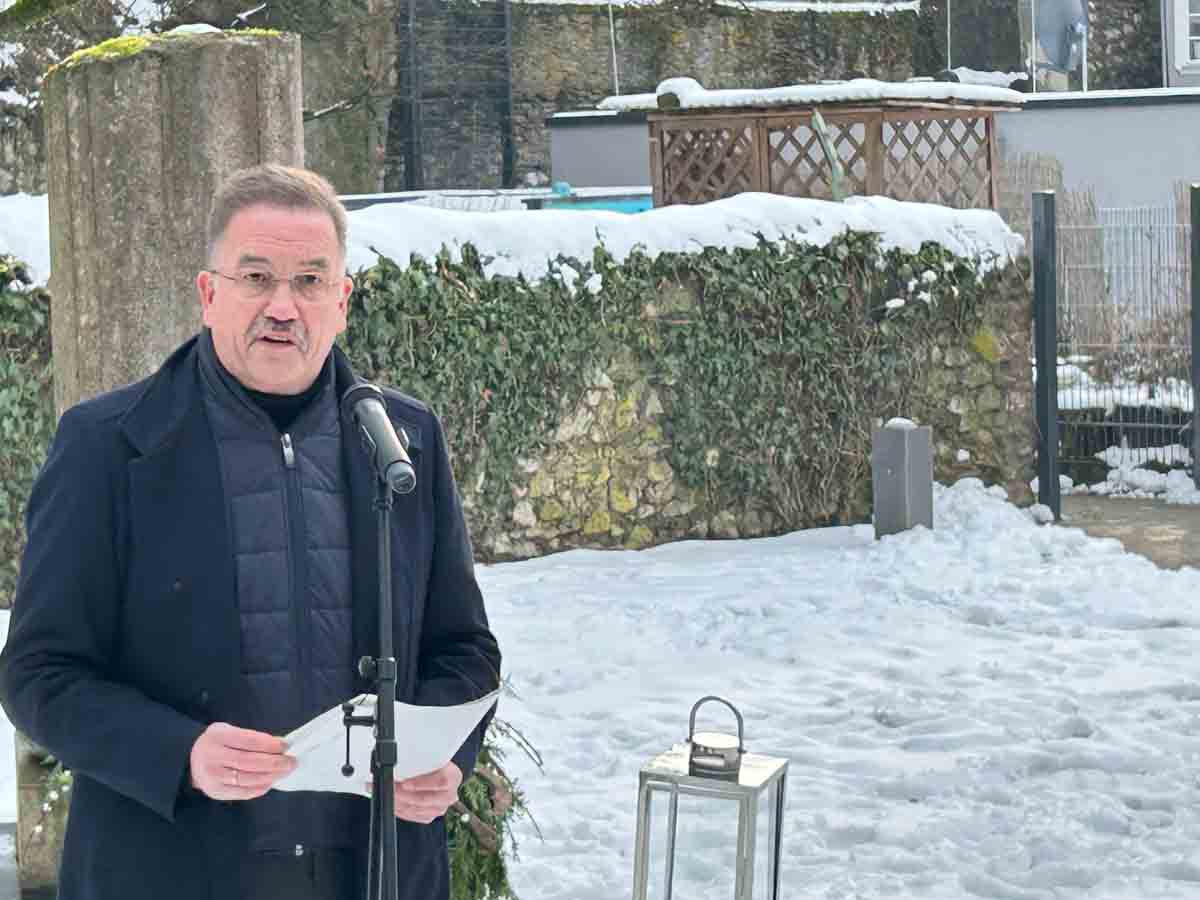 2026-01-27-Holocaustgedenken_104 Holocaust-Gedenkveranstaltung im Wetzlarer Rosengärtchen am Mahnmal für die NS-Opfer am 27.01.2026