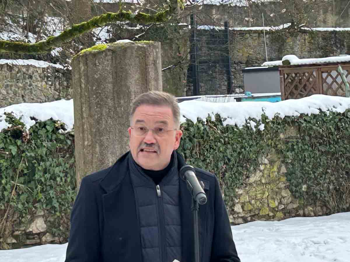 2026-01-27-Holocaustgedenken_108 Holocaust-Gedenkveranstaltung im Wetzlarer Rosengärtchen am Mahnmal für die NS-Opfer am 27.01.2026