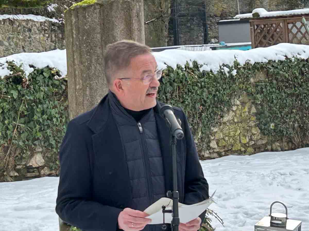 2026-01-27-Holocaustgedenken_109 Holocaust-Gedenkveranstaltung im Wetzlarer Rosengärtchen am Mahnmal für die NS-Opfer am 27.01.2026