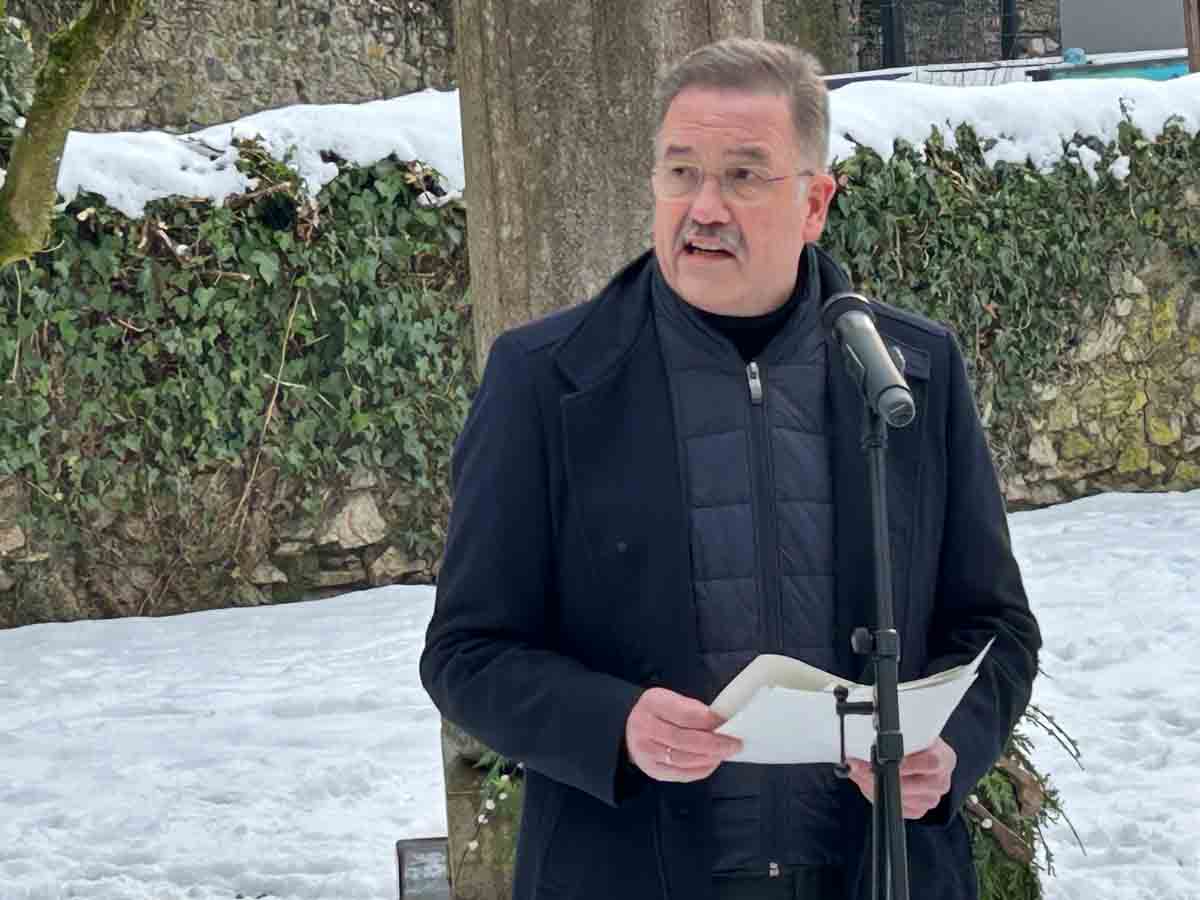 2026-01-27-Holocaustgedenken_110 Holocaust-Gedenkveranstaltung im Wetzlarer Rosengärtchen am Mahnmal für die NS-Opfer am 27.01.2026