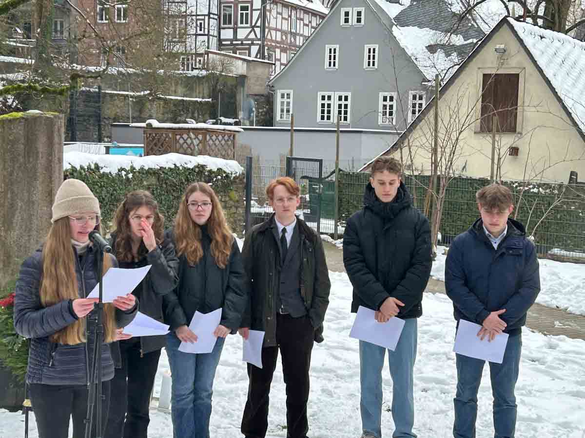 2026-01-27-Holocaustgedenken_111 Holocaust-Gedenkveranstaltung im Wetzlarer Rosengärtchen am Mahnmal für die NS-Opfer am 27.01.2026