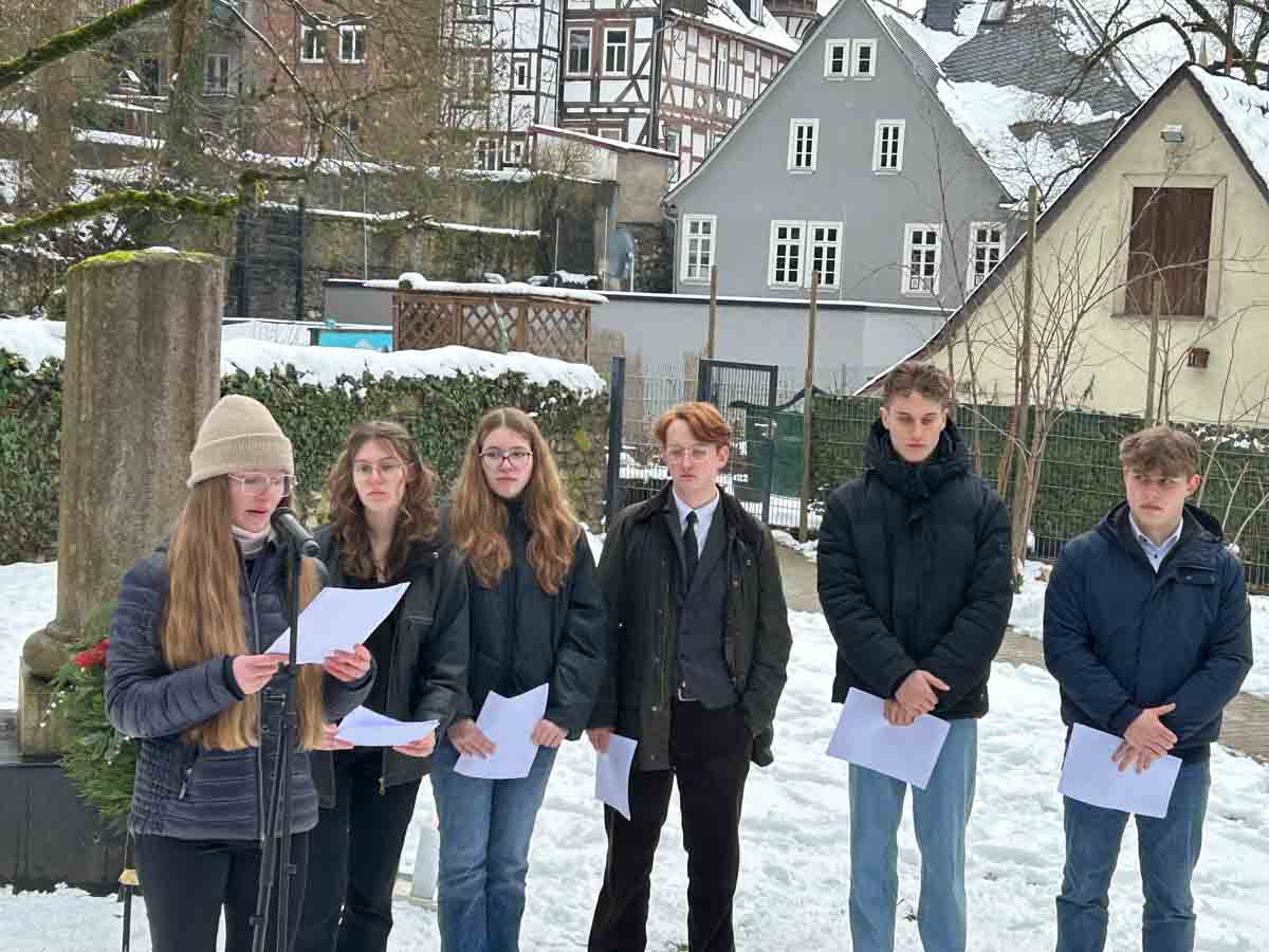 2026-01-27-Holocaustgedenken_112 Holocaust-Gedenkveranstaltung im Wetzlarer Rosengärtchen am Mahnmal für die NS-Opfer am 27.01.2026