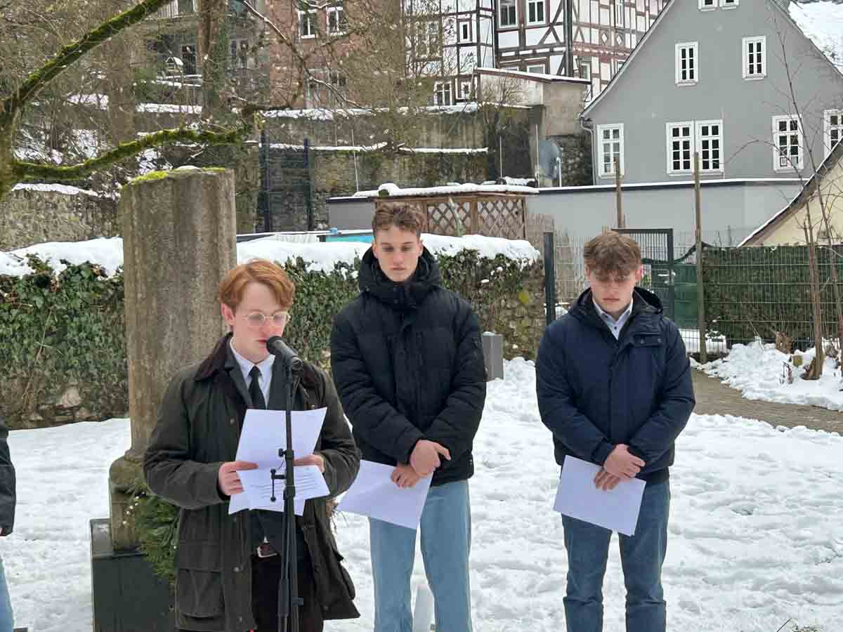 2026-01-27-Holocaustgedenken_113 Holocaust-Gedenkveranstaltung im Wetzlarer Rosengärtchen am Mahnmal für die NS-Opfer am 27.01.2026