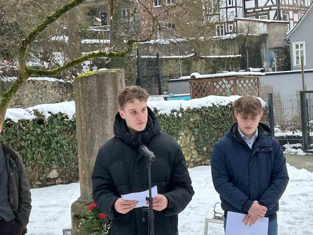 2026-01-27-Holocaustgedenken_115 Holocaust-Gedenkveranstaltung im Wetzlarer Rosengärtchen am Mahnmal für die NS-Opfer am 27.01.2026