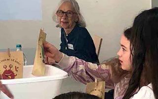 Kinder forschen nach Stolpersteinen Banner